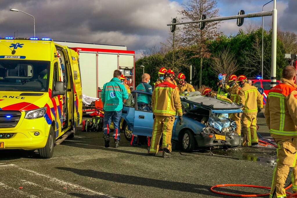 Gewonde uit auto geknipt na ongeval