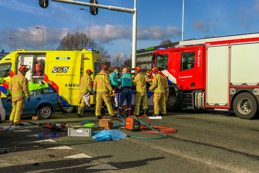 Gewonde uit auto geknipt na ongeval