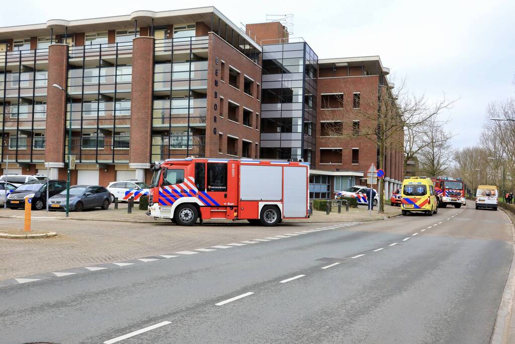 Politie breekt deur van flatwoning open