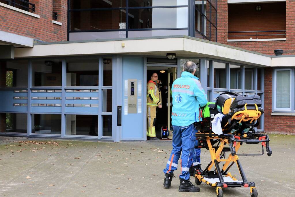 Politie breekt deur van flatwoning open