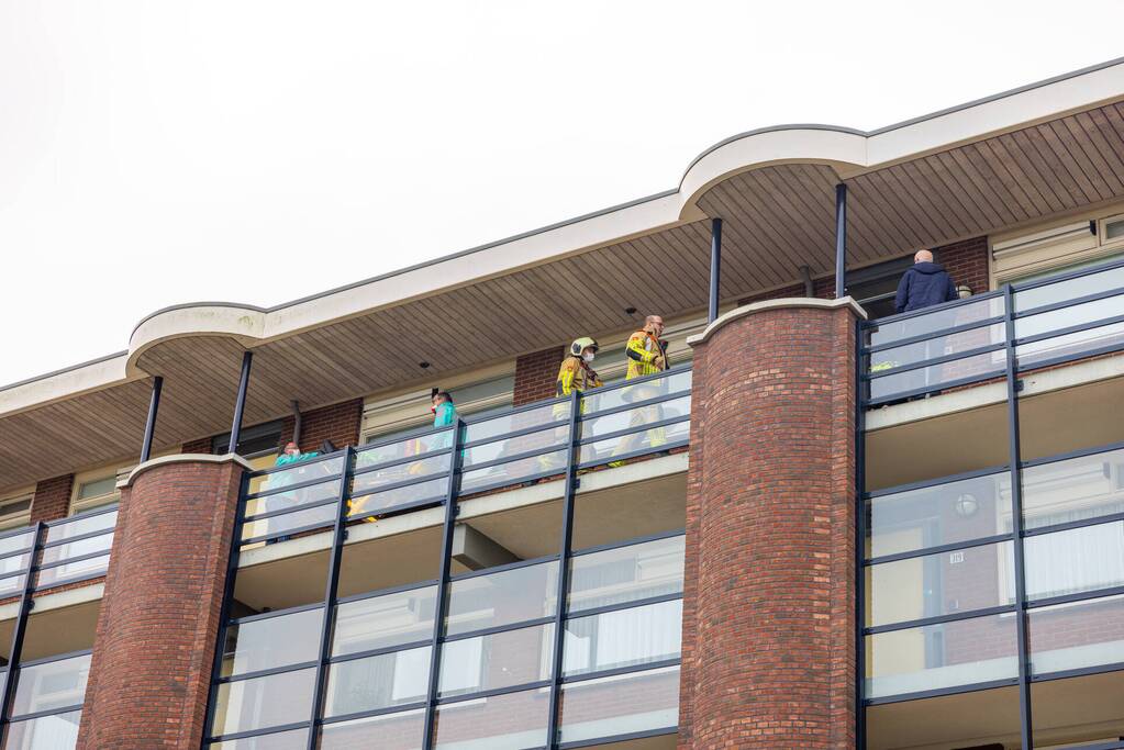 Politie breekt deur van flatwoning open