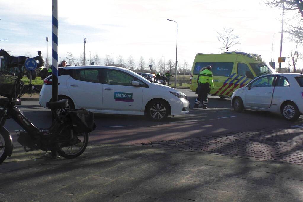 Vrouw op snorscooter gaat onderuit na botsing