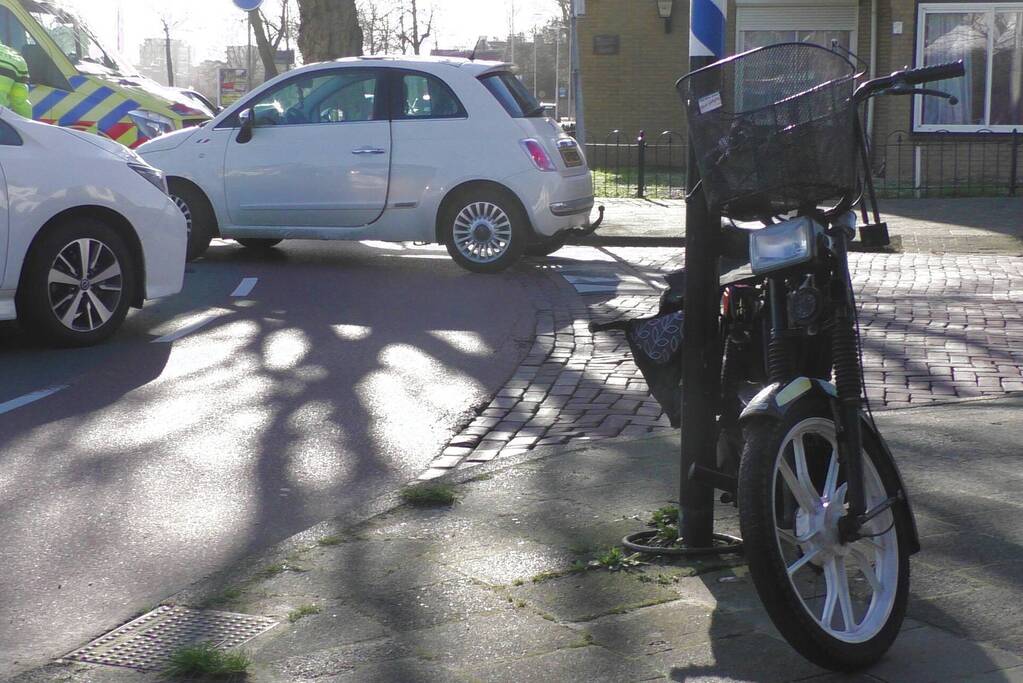Vrouw op snorscooter gaat onderuit na botsing