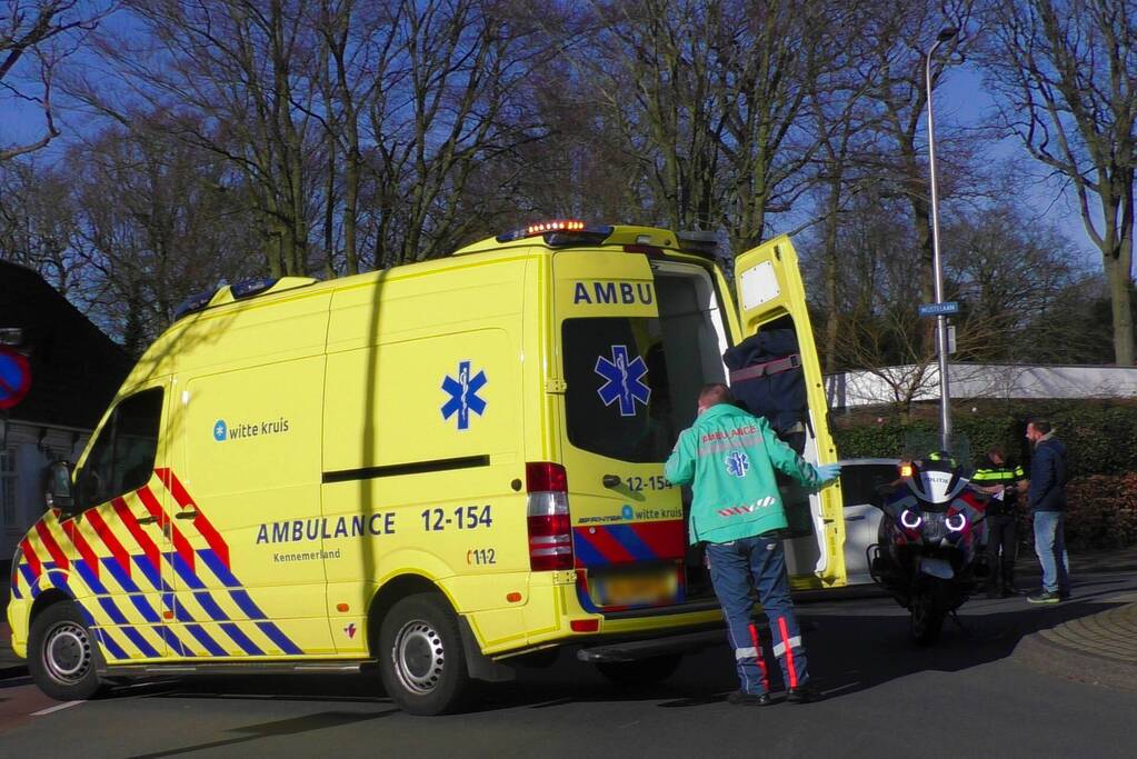 Vrouw op snorscooter gaat onderuit na botsing