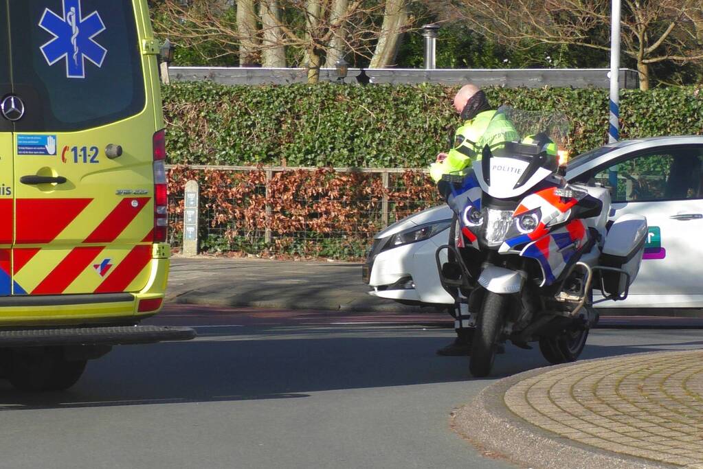 Vrouw op snorscooter gaat onderuit na botsing