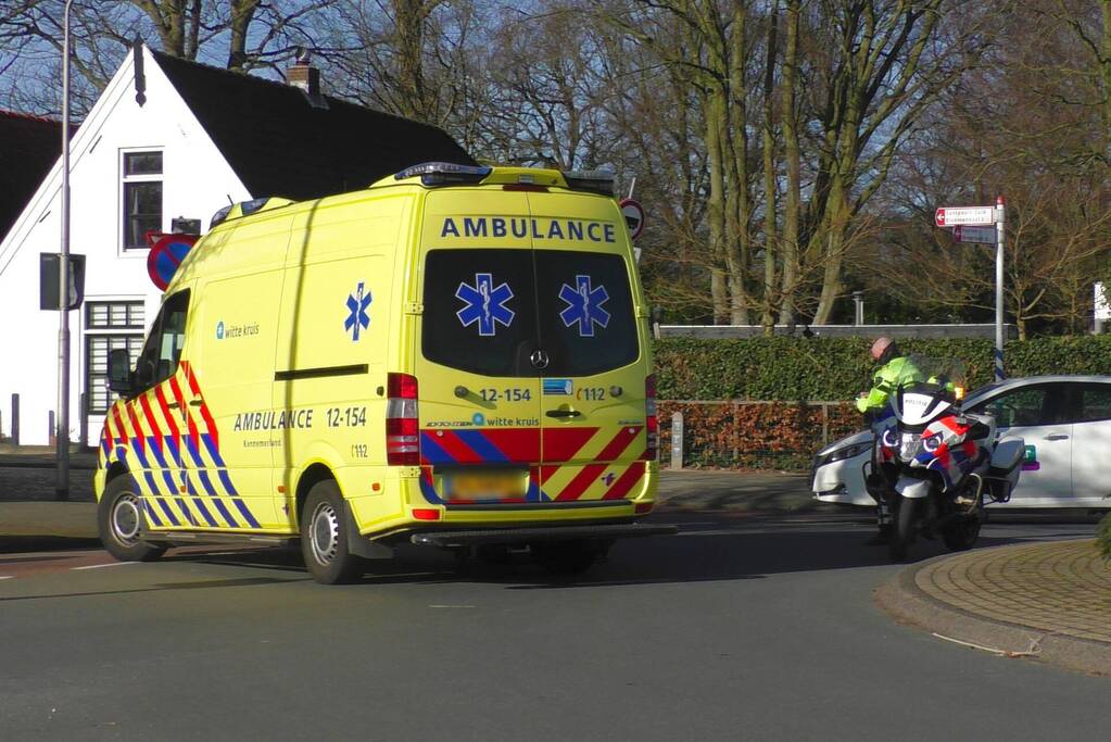 Vrouw op snorscooter gaat onderuit na botsing
