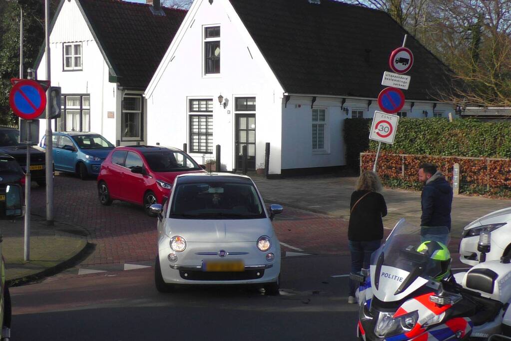 Vrouw op snorscooter gaat onderuit na botsing