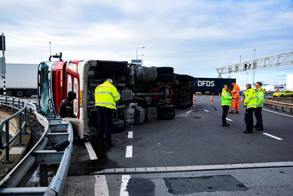 Vrachtwagen gekanteld voor afrit A15