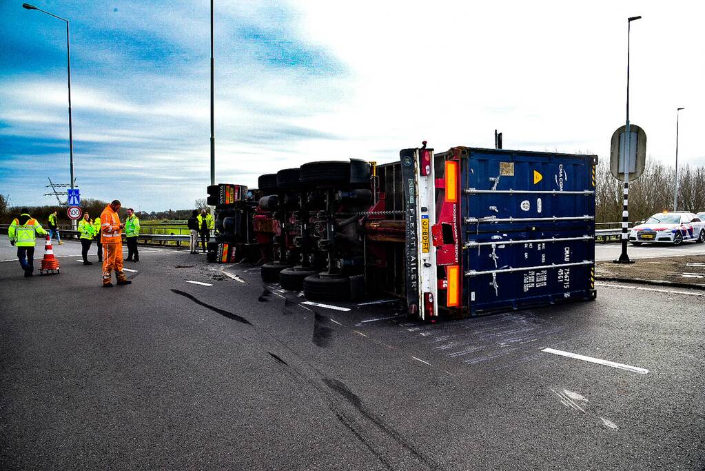 Vrachtwagen gekanteld voor afrit A15