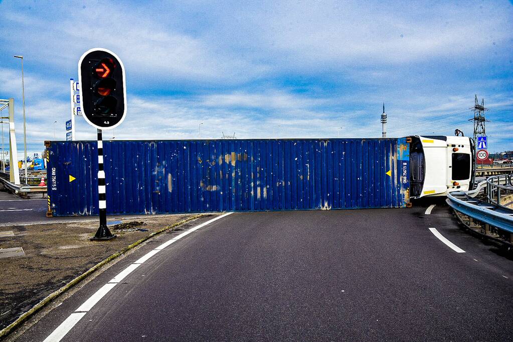 Vrachtwagen gekanteld voor afrit A15