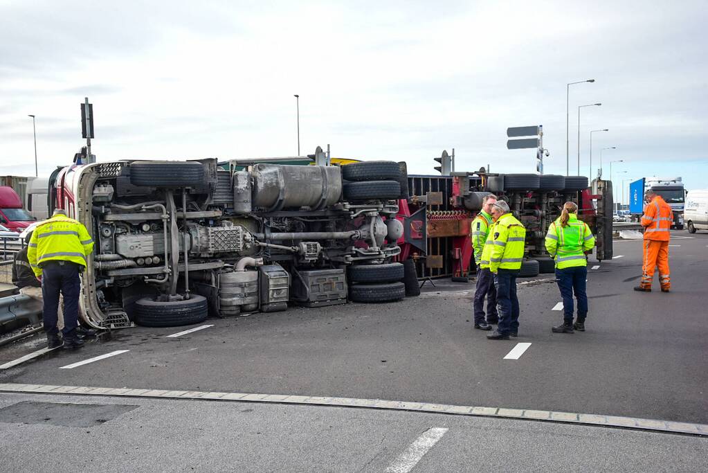 Vrachtwagen gekanteld voor afrit A15