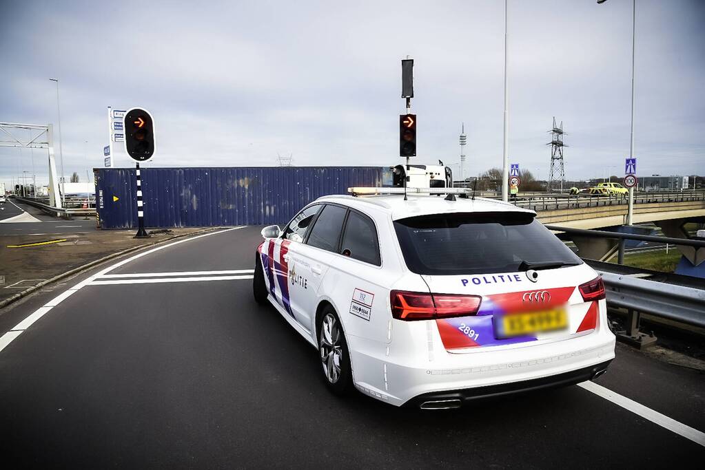 Vrachtwagen gekanteld voor afrit A15