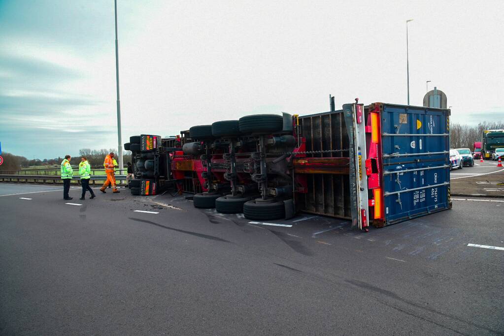 Vrachtwagen gekanteld voor afrit A15