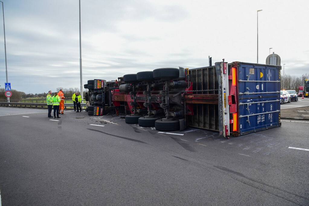 Vrachtwagen gekanteld voor afrit A15