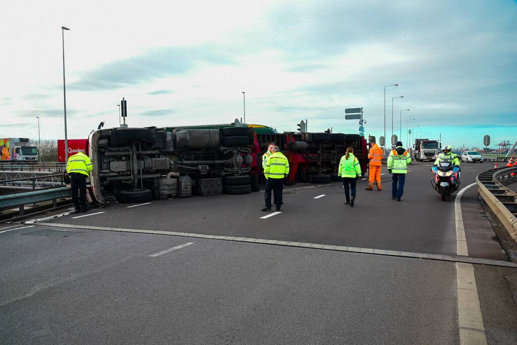 Vrachtwagen gekanteld voor afrit A15