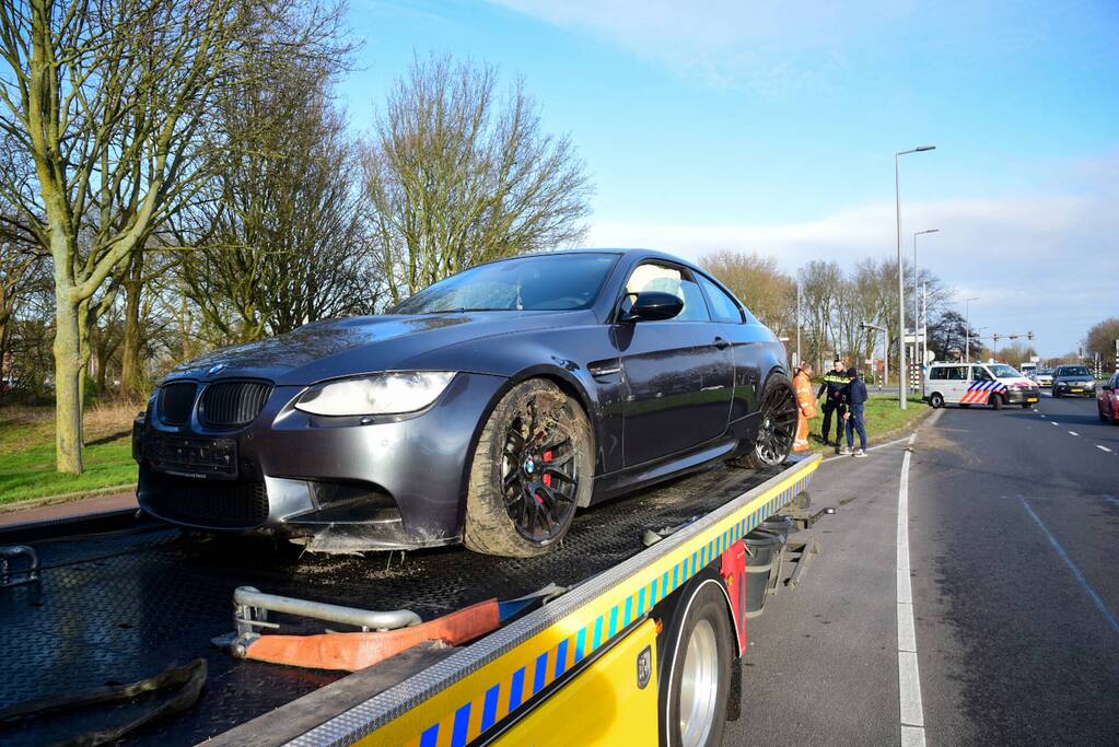 Auto vliegt uit de bocht en botst op paal
