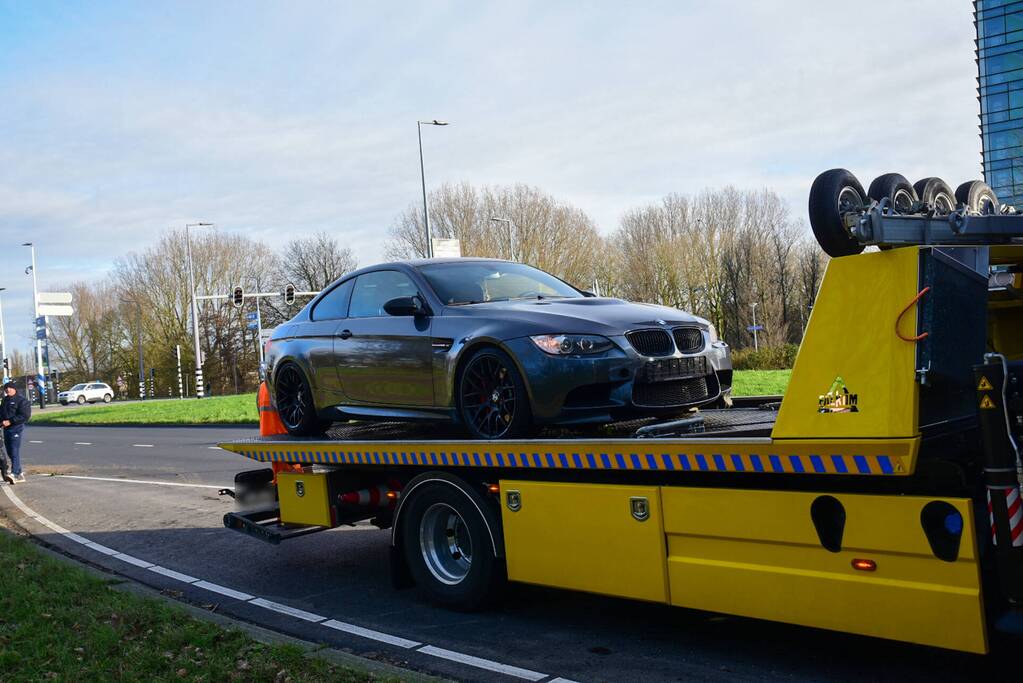 Auto vliegt uit de bocht en botst op paal
