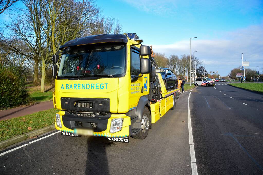 Auto vliegt uit de bocht en botst op paal