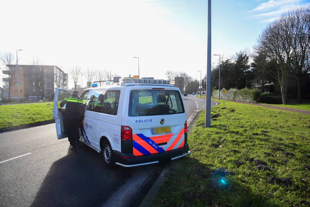 Auto vliegt uit de bocht en botst op paal