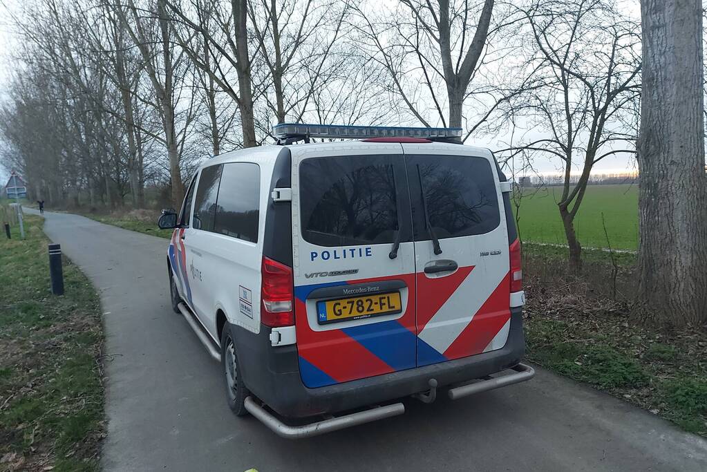 Hertje rent tegen hekwerk en raakt gewond