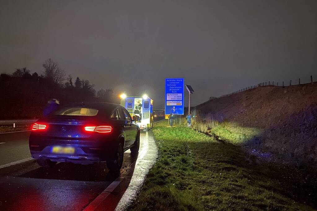 Auto belandt op zijn kop in berm