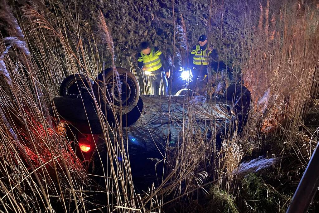Auto belandt op zijn kop in berm
