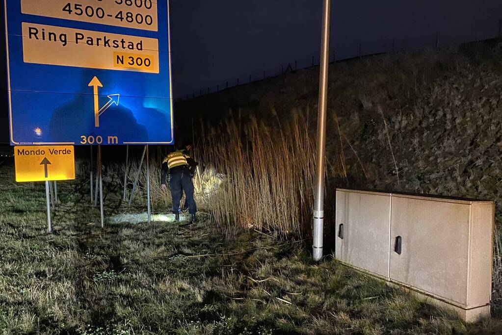 Auto belandt op zijn kop in berm