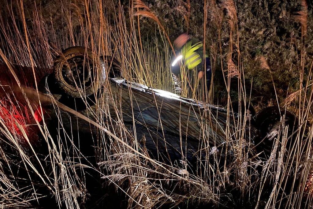 Auto belandt op zijn kop in berm