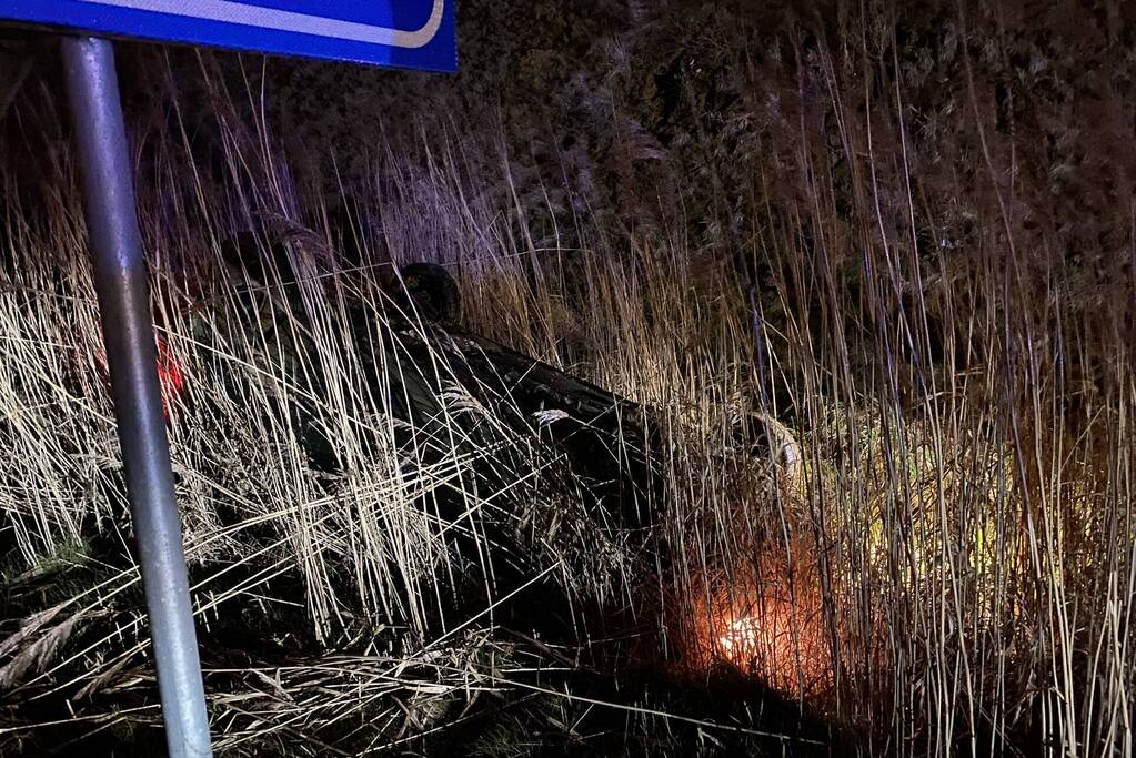 Auto belandt op zijn kop in berm