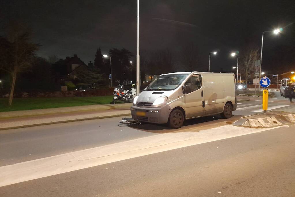 Fietser ernstig gewond na ongeval met bestelbus