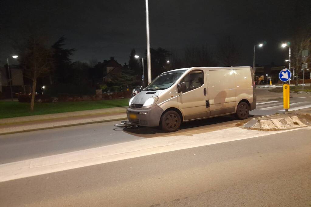 Fietser ernstig gewond na ongeval met bestelbus