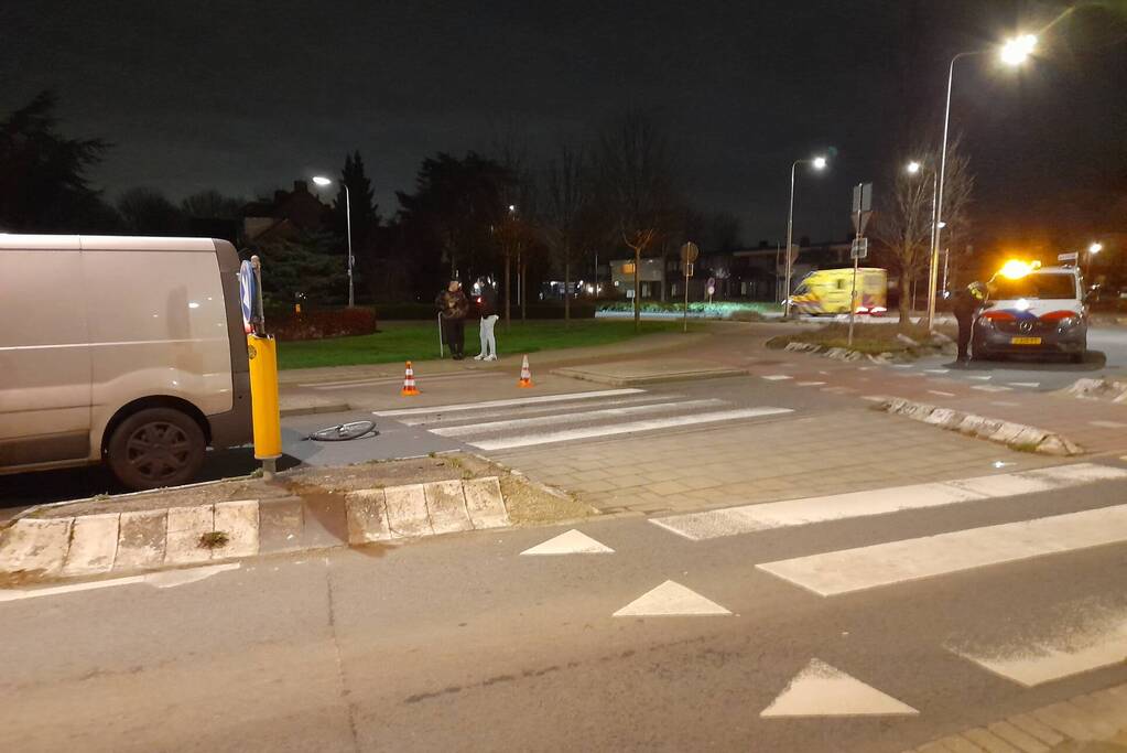 Fietser ernstig gewond na ongeval met bestelbus