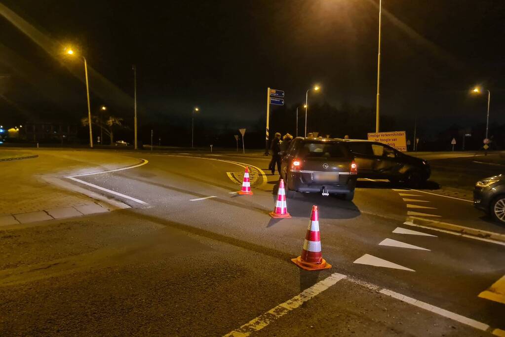 Ongeval tussen twee personenauto's op rotonde