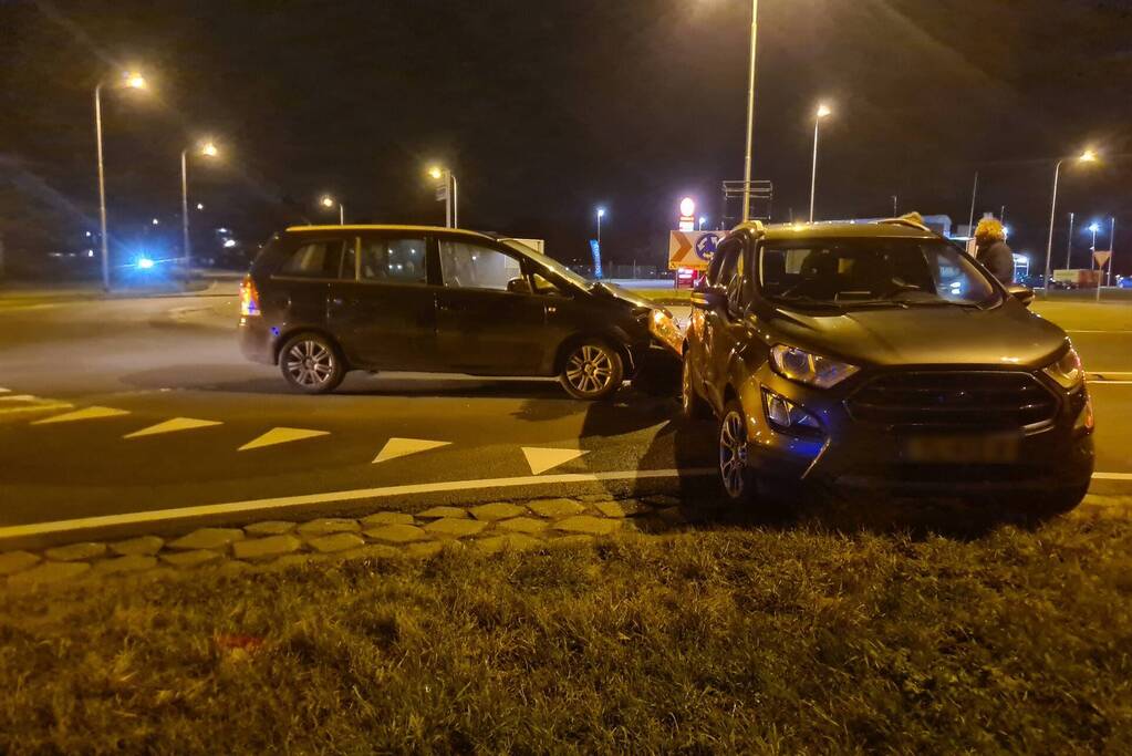 Ongeval tussen twee personenauto's op rotonde
