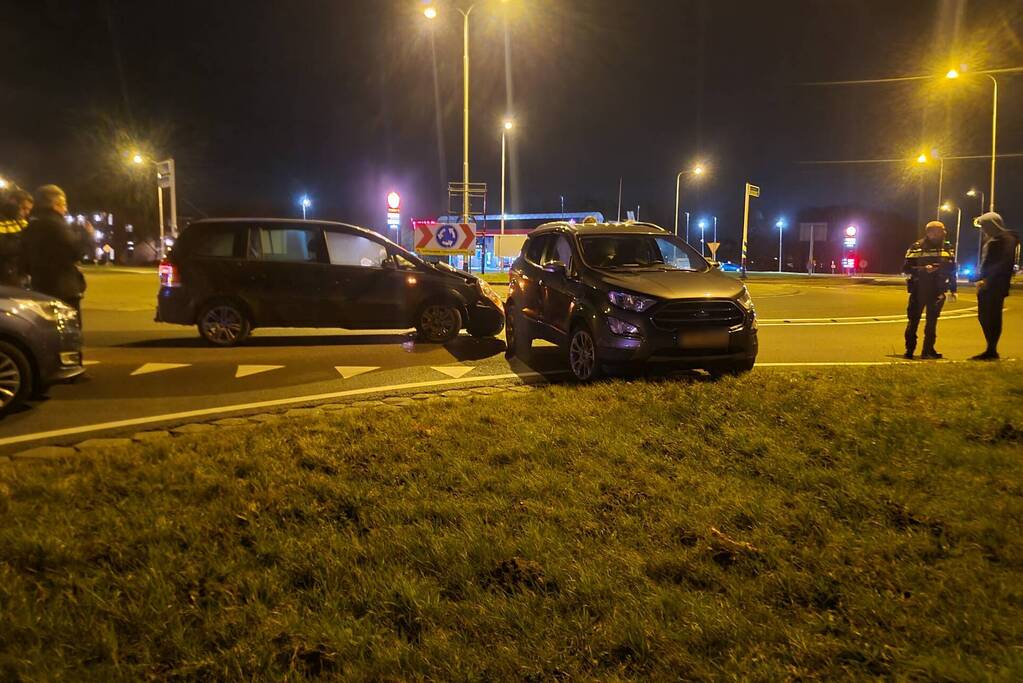 Ongeval tussen twee personenauto's op rotonde