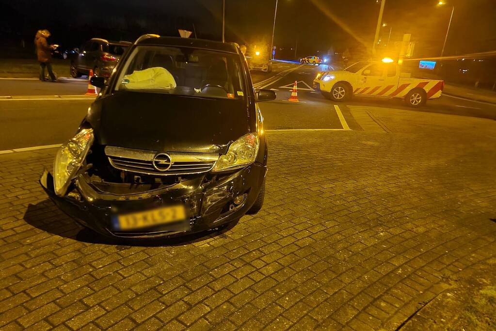 Ongeval tussen twee personenauto's op rotonde