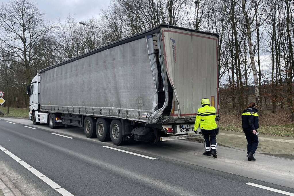 Vrachtwagens botsen op kruising