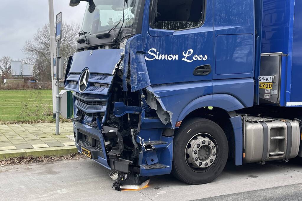 Vrachtwagens botsen op kruising