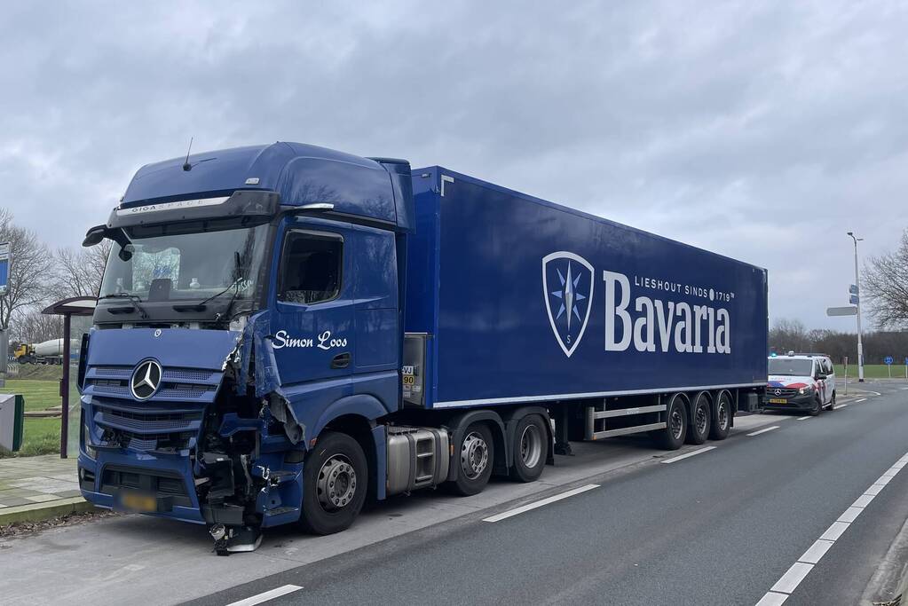 Vrachtwagens botsen op kruising