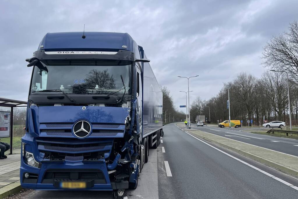 Vrachtwagens botsen op kruising