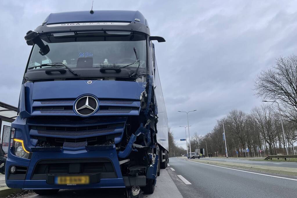 Vrachtwagens botsen op kruising