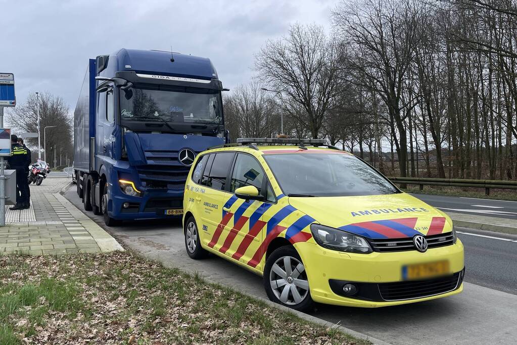 Vrachtwagens botsen op kruising