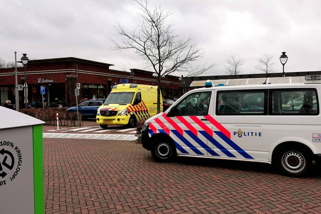Auto botst op jonge fietser