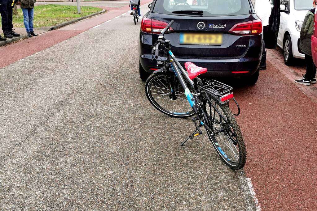 Auto botst op jonge fietser