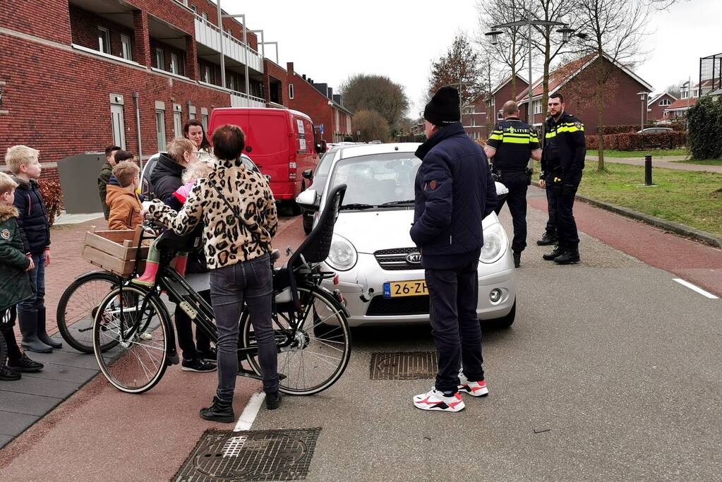 Auto botst op jonge fietser