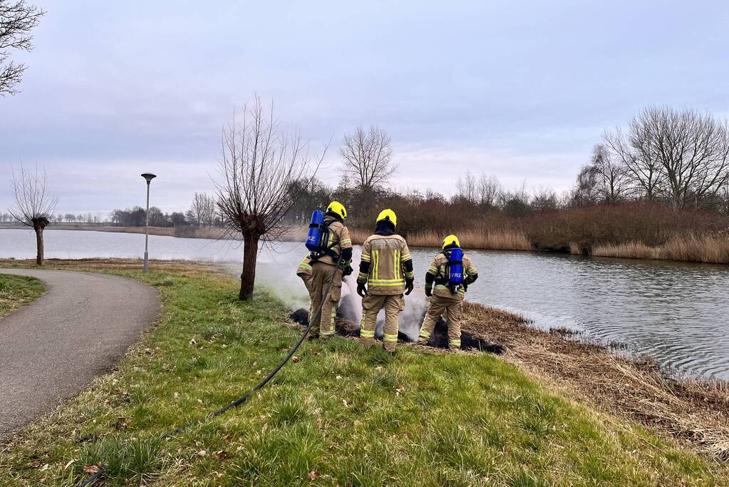 Veel rook en vuur bij brand in riet