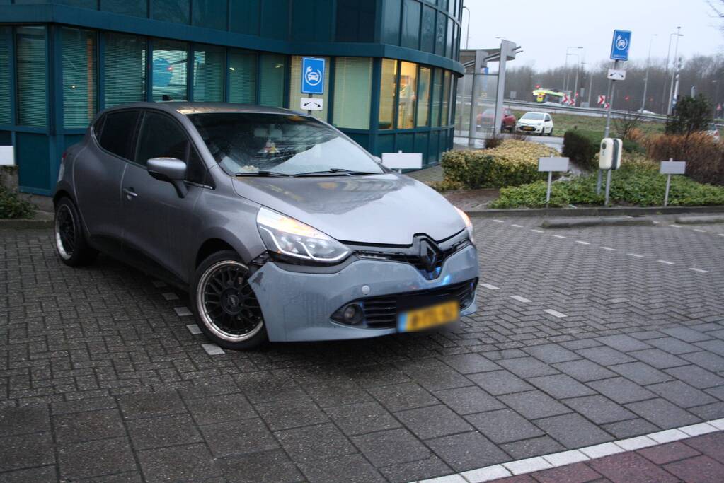 Snorfietser gewond door ongeval met personenauto