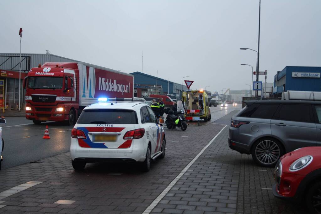 Snorfietser gewond door ongeval met personenauto