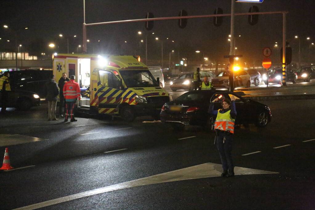 Ongeval tussen ambulance en personenauto op kruising