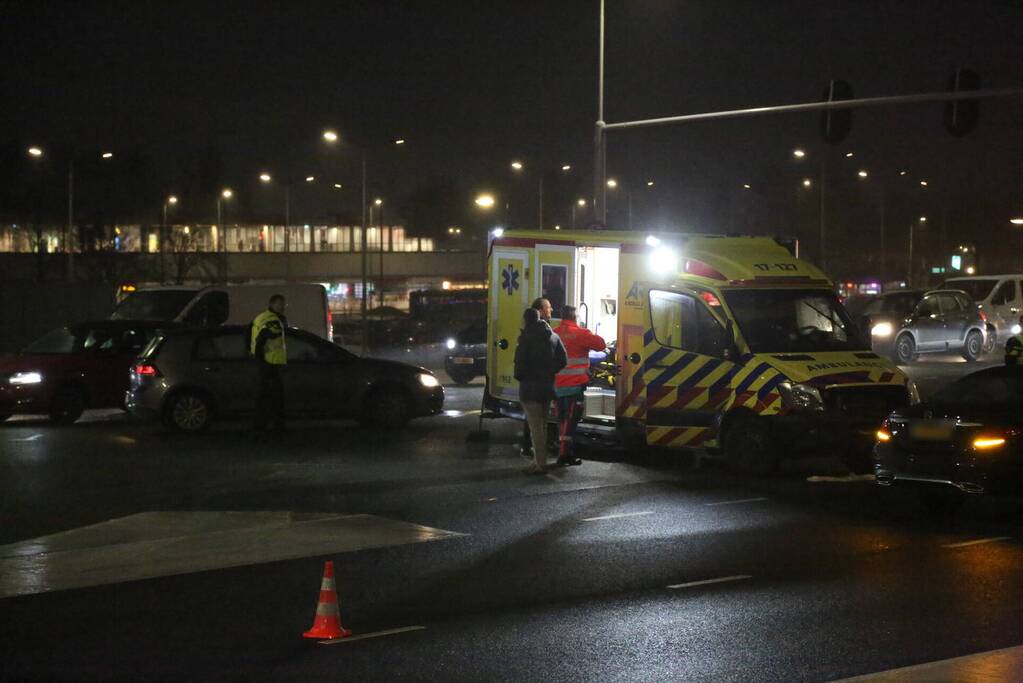 Ongeval tussen ambulance en personenauto op kruising
